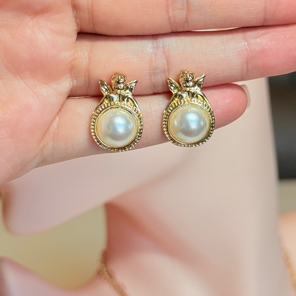 Minimalist Gold Pearl Earrings - Picture 10 of 11